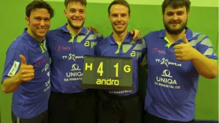 Four men in blue shirts stand together, smiling, with one holding a scoreboard reading 41 G. They are likely team members, wearing shirts sponsored by Uniqa and GA Pinkata.