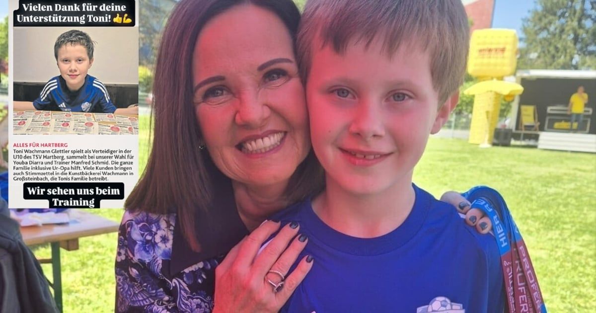 Eine lächelnde Frau und ein Junge in einem blauen Shirt posieren für ein Foto im Freien. Das Shirt des Jungen hat ein Fußballdesign.