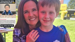 Eine lächelnde Frau und ein Junge in einem blauen Shirt posieren für ein Foto im Freien. Das Shirt des Jungen hat ein Fußballdesign.