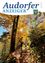 Das Cover einer Zeitschrift zeigt eine Familie in einem Wald mit Herbstlaub. Eine Person hält ein Kind in der Luft.
