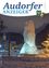 Das Cover einer Publikation zeigt eine beleuchtete Eisskulptur mit einem Kirchturm im Hintergrund. Der Himmel ist dunkel, und Bäume und Berge sind sichtbar. Rechts ist ein schneebedeckter Weihnachtsbaum zu sehen.