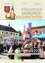 Ein Plakat für ein lebhaftes Gemeindefest, das eine geschäftige Szene mit Menschen, Flaggen und einem großen Gebäude im Hintergrund zeigt. Der Text lautet 'Das war das Kürbisfest 2025'.