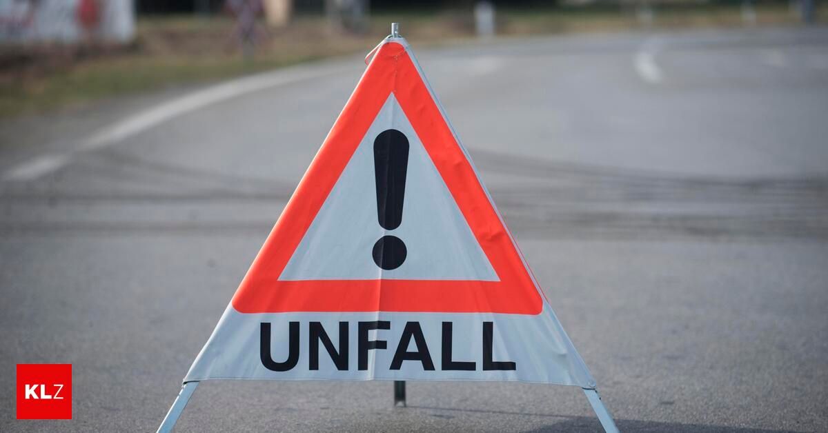 Ein Verkehrsschild weist auf einen Unfall hin. Es ist orange und weiß mit dem Wort Unfall in schwarz.