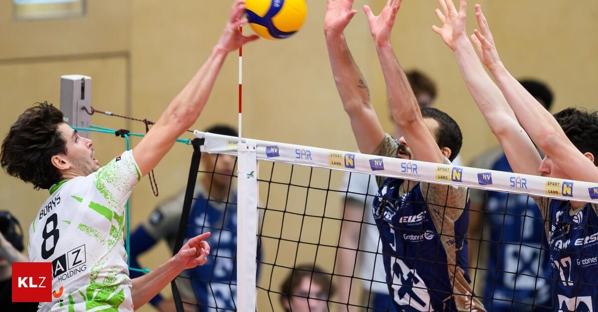 Eine Gruppe von Männern spielt Volleyball, einer schlägt den Ball, während ein anderer blockt. Ein Netz teilt den Platz, und Zuschauer beobachten.