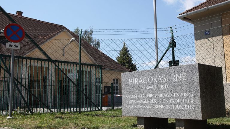 Eine Gedenktafel an der Biragokazerne in Deutschland, erbaut 1913, zur Ehre von Oberst Karl Frh v Birago für seine Verdienste als Pionieroffizier und Brückenbauexperte.