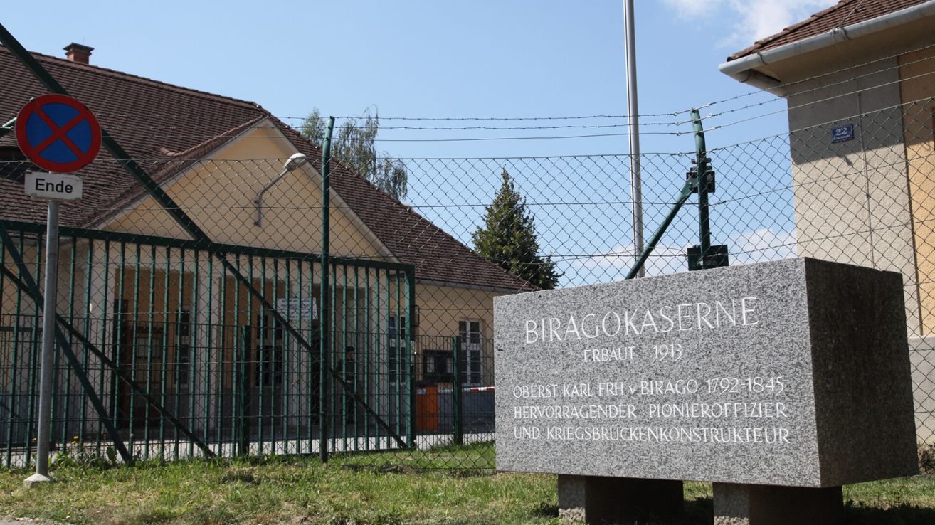 Eine Gedenktafel an der Biragokazerne in Deutschland, erbaut 1913, zur Ehre von Oberst Karl Frh v Birago für seine Verdienste als Pionieroffizier und Brückenbauexperte.