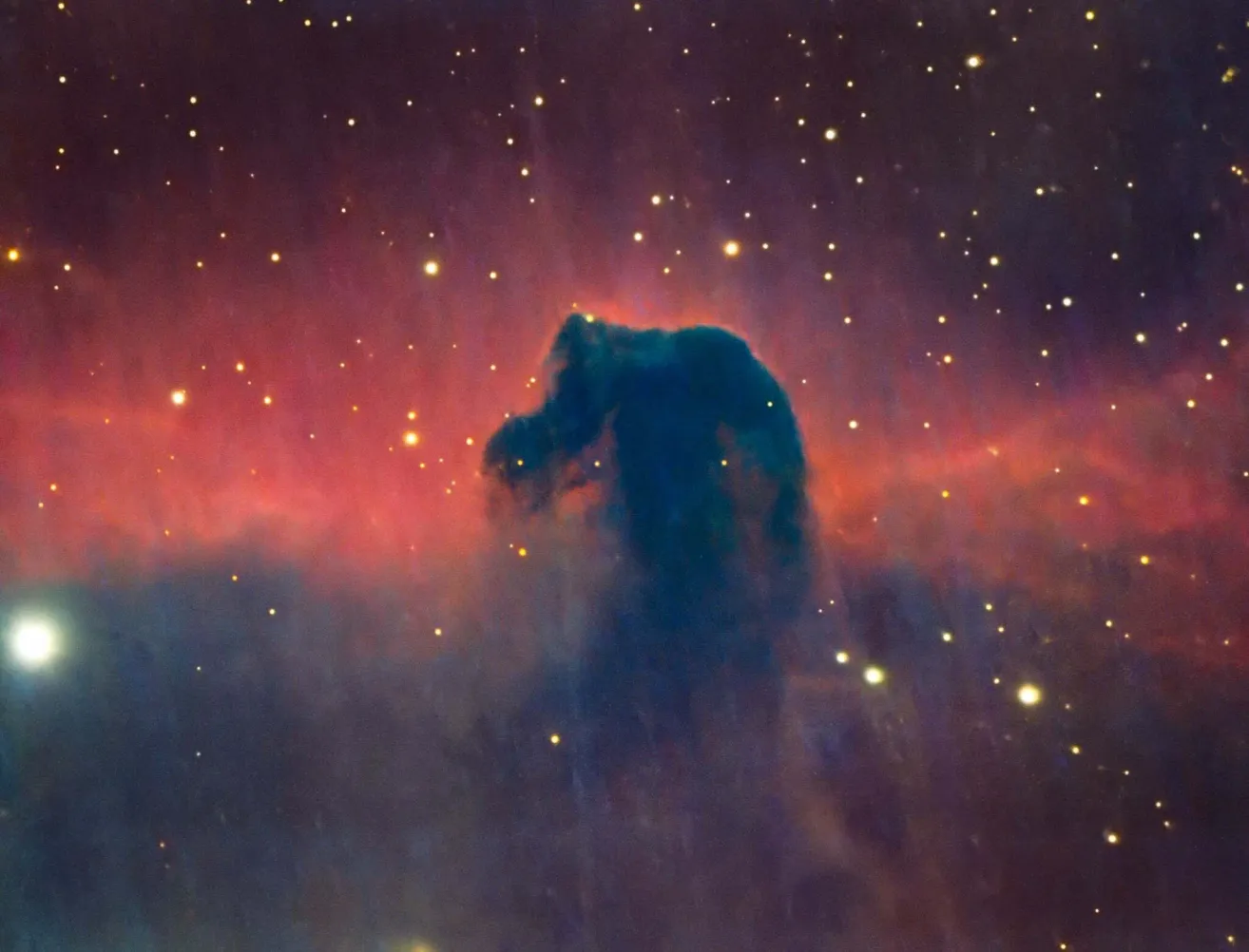 Ein Nebel mit einer Silhouette eines Bären in der Mitte, umgeben von Sternen und kosmischem Staub, mit einer lebendigen Mischung aus roten, blauen und lila Farben.