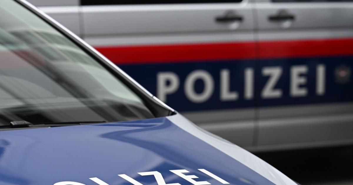 Eine Nahaufnahme eines blauen Polizeiwagens mit dem Wort POLIZEI auf der Front auffällig angebracht.