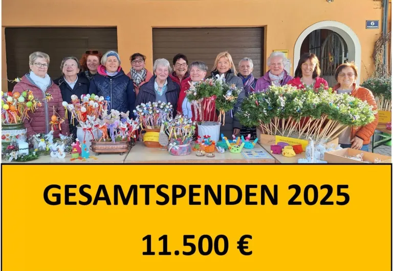 Group photo of women standing behind a table with decorative items and flowers. They are smiling. The text reads 'ESAMTTSPENDEN 202 11.500 €.'
