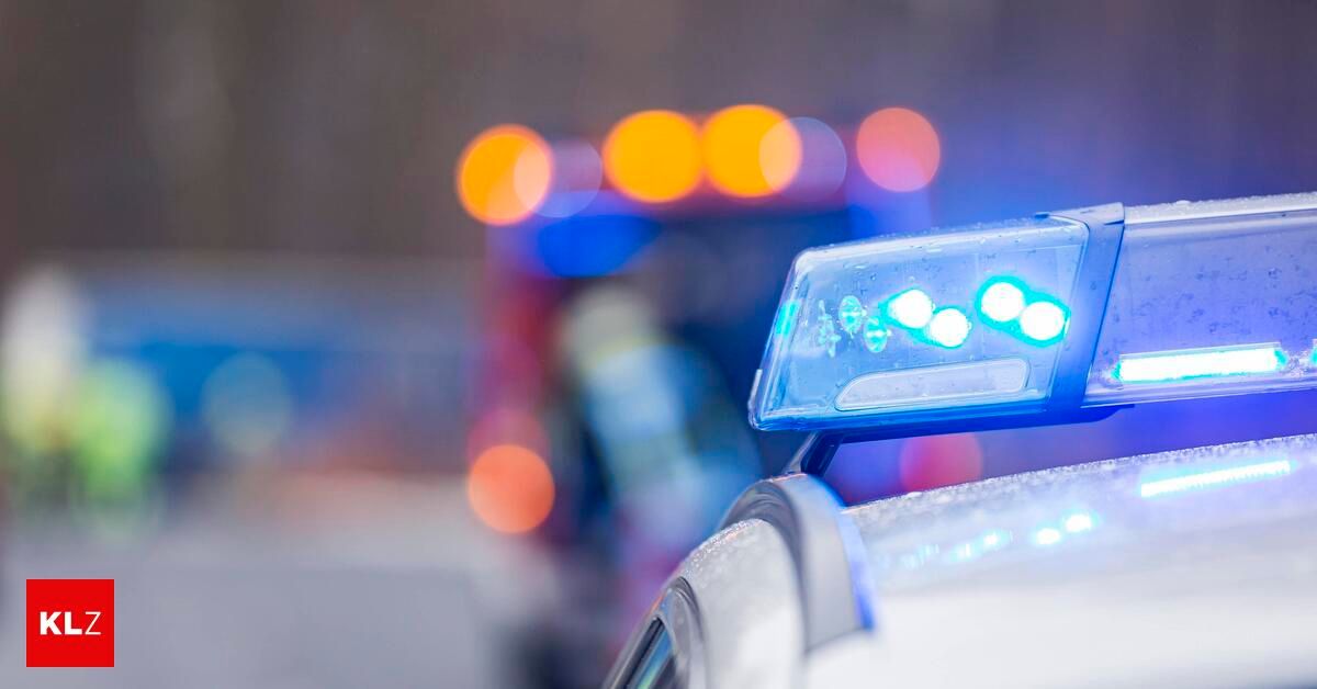 Eine Nahaufnahme der blinkenden Warnleuchten eines Polizeiwagens vor verwischtem Hintergrund.