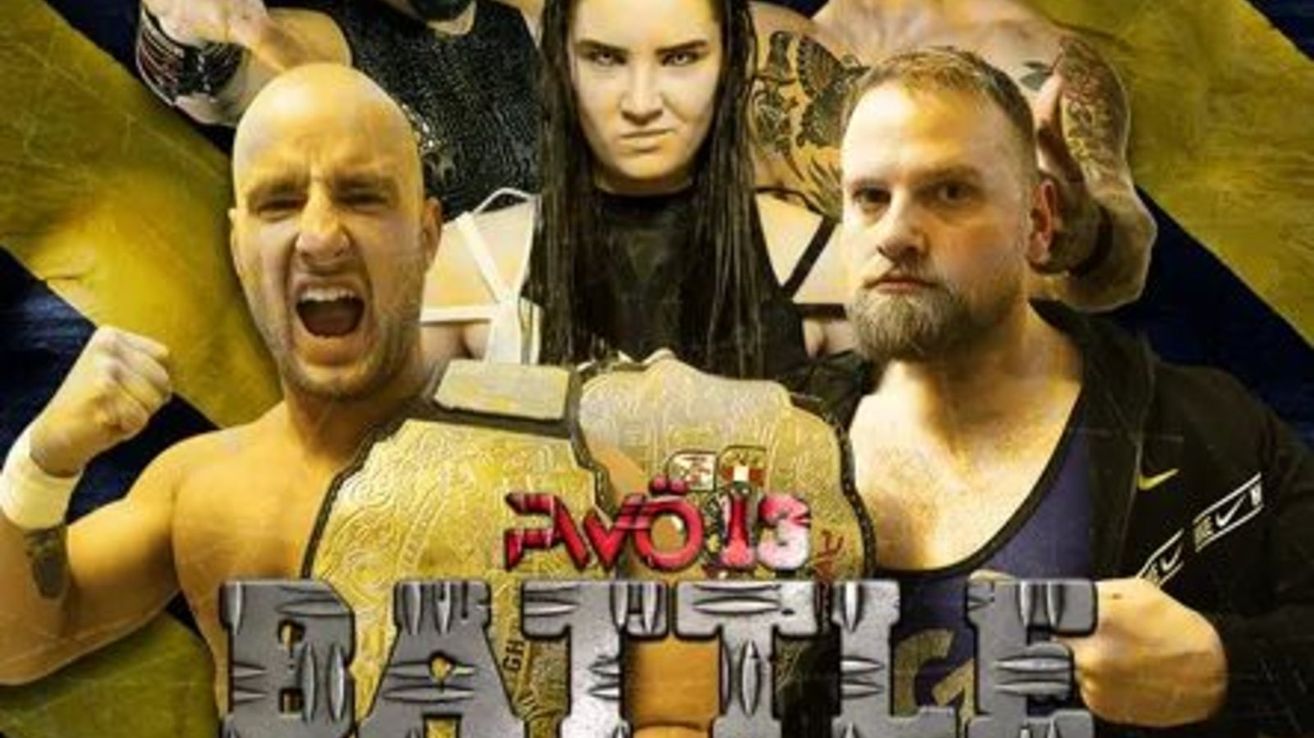 Drei Wrestler stehen eng beieinander, zwei Männer mit Bärten und die Frau mit langen Haaren, alle tragen schwarze Tank Tops. Sie befinden sich wahrscheinlich mitten in einem Wrestling-Match.