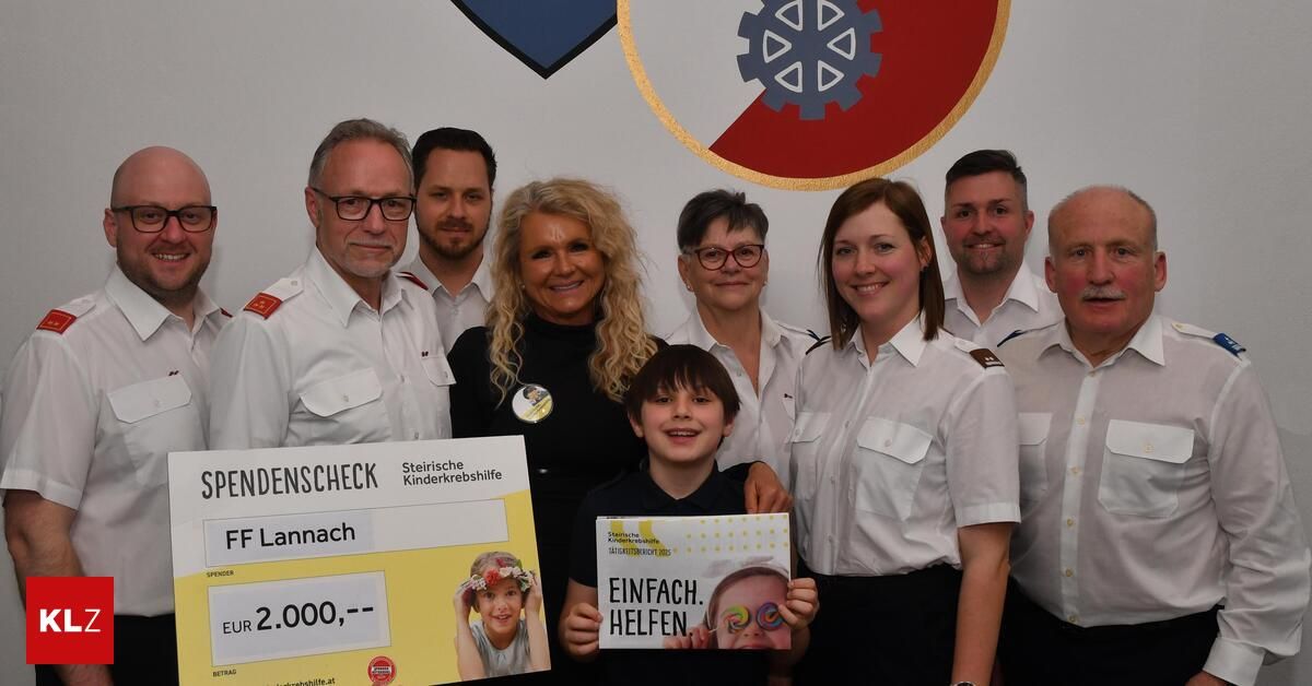 Eine Gruppe von Erwachsenen und einem Kind halten einen Spendenscheck und ein Poster mit einem Regenbogen und dem Text 'EINFACH. HELFEN.' Sie lächeln für ein Foto.