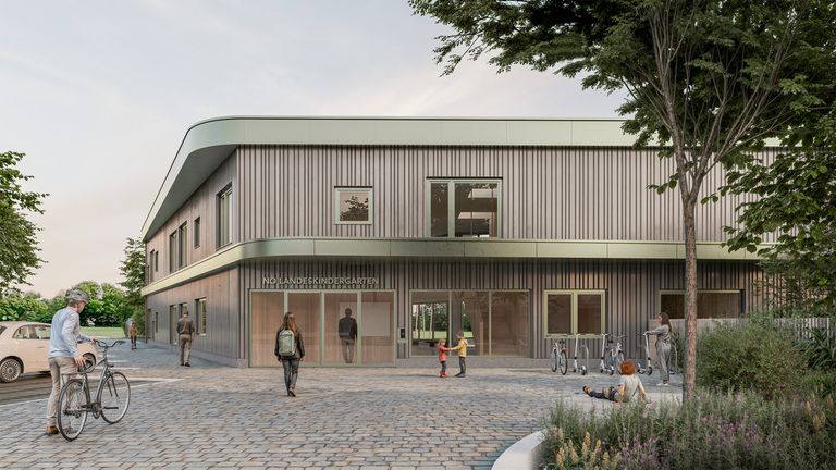 Ein modernes Kindergartengebäude mit großen Fenstern, einem geschwungenen Dach und geparkten Fahrrädern davor. Kinder spielen und eine Frau mit einer Rucksack geht vorbei.