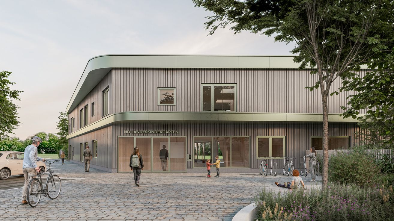 Ein modernes Kindergartengebäude mit großen Fenstern, einem geschwungenen Dach und geparkten Fahrrädern davor. Kinder spielen und eine Frau mit einer Rucksack geht vorbei.