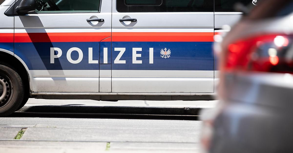Die Seite eines Polizeifahrzeuges mit 'POLIZEI' darauf, das östereichische Wappen zeigt.