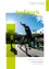 Ein Mann skateboardet auf einer Bank in Trofaiach, Österreich, mit anderen Personen in der Nähe und einem Gebäude im Hintergrund. Der Himmel ist hell und blau.