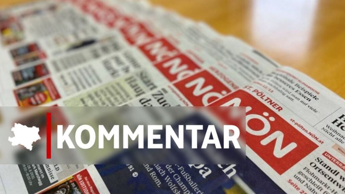 Ein Stapel Zeitungen auf einem Tisch mit dem Wort 'kommentar' in weißer Schrift in der Mitte.