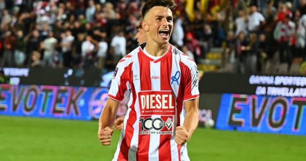 Ein Fußballspieler in einem rot-weiß gestreiften Trikot feiert ein Tor auf dem Spielfeld.