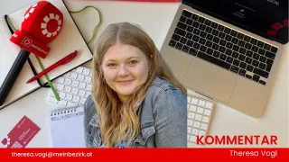Eine Frau mit langen blonden Haaren lächelt für ein Foto vor einem Schreibtisch mit Laptop und Tastatur. Ein roter Stift befindet sich auf der linken Seite.