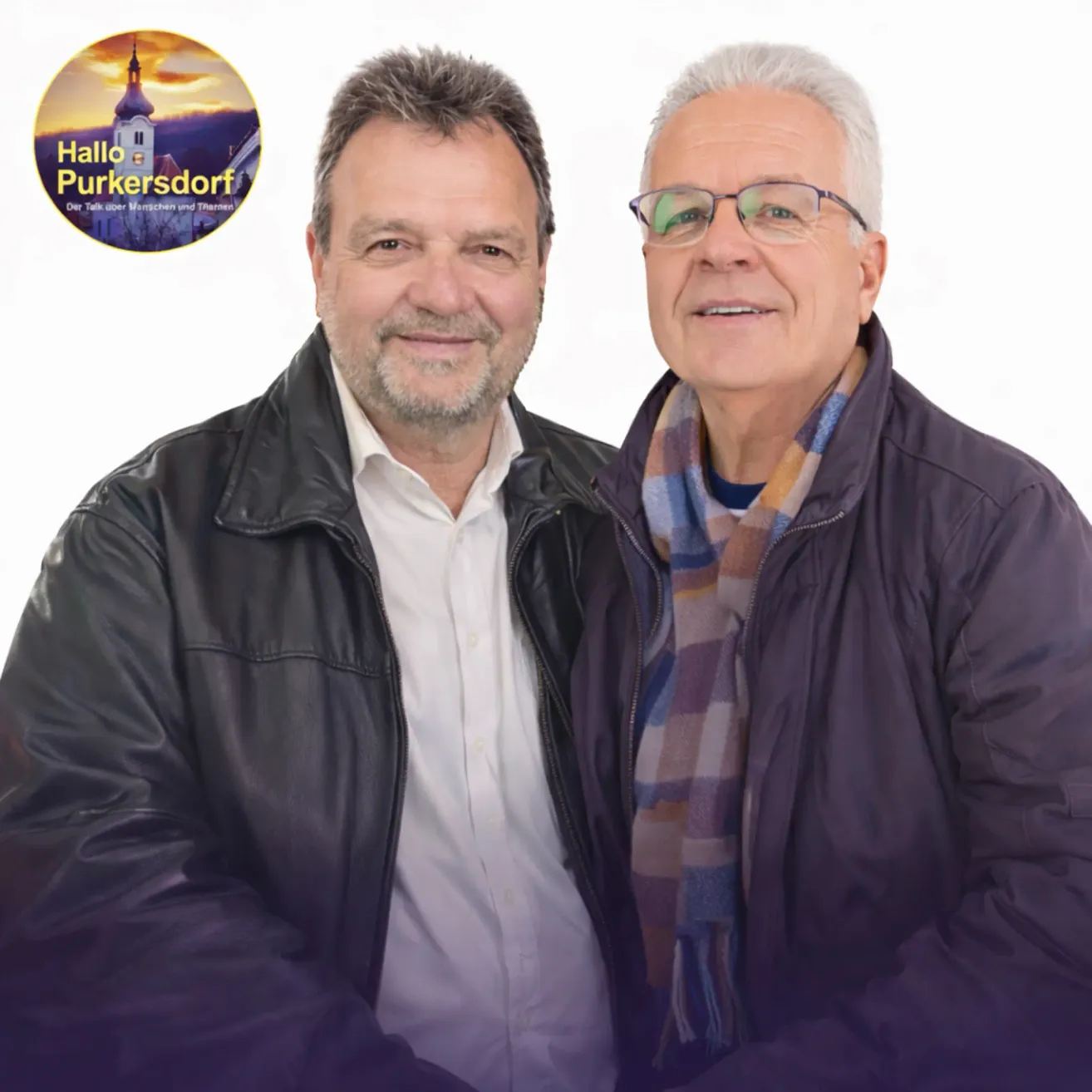 Zwei Männer stehen nah beieinander, einer in einer schwarzen Lederjacke und der andere in einer dunklen Jacke und einem Schal, beide lächeln, mit einem Logo in der oberen linken Ecke.