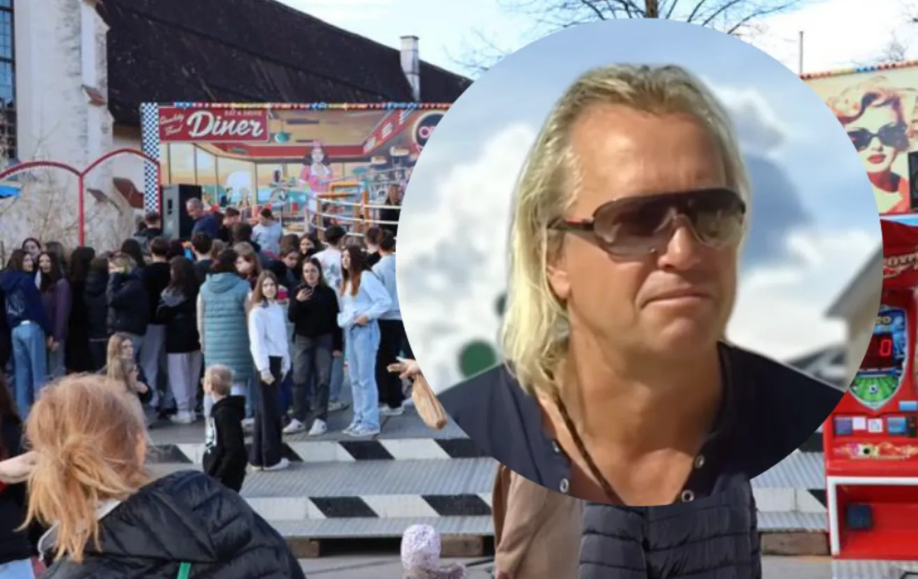 Eine Gruppe von Menschen, hauptsächlich Jugendliche, steht vor einem Gebäude mit einem Schild, das Diner steht. Ein erwachsener Mann mit blondem Haar und Sonnenbrille schaut direkt in die Kamera.