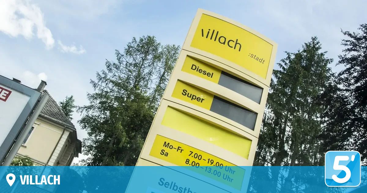 Ein gelbes Tankstellenschild mit dem Namen Villach in weißen Buchstaben. Darunter sind drei Kraftstoffoptionen aufgeführt: Diesel, Super und Mo-Fr mit einem Preis von 7,00–19,00 und einer Schließzeit von 13,00 Uhr.