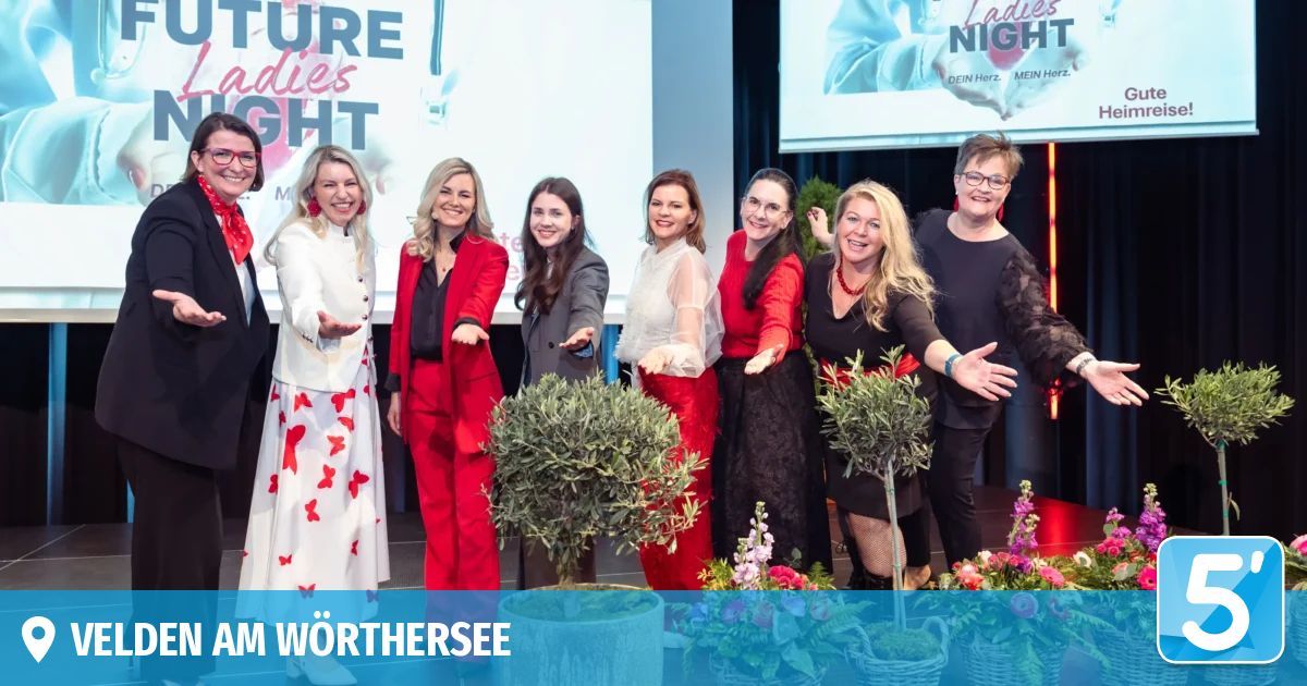 Eine Gruppe lächelnder Frauen in formeller Kleidung steht hinter Pflanzen vor einer Präsentationsfläche mit dem Text 'Ladies Night'.