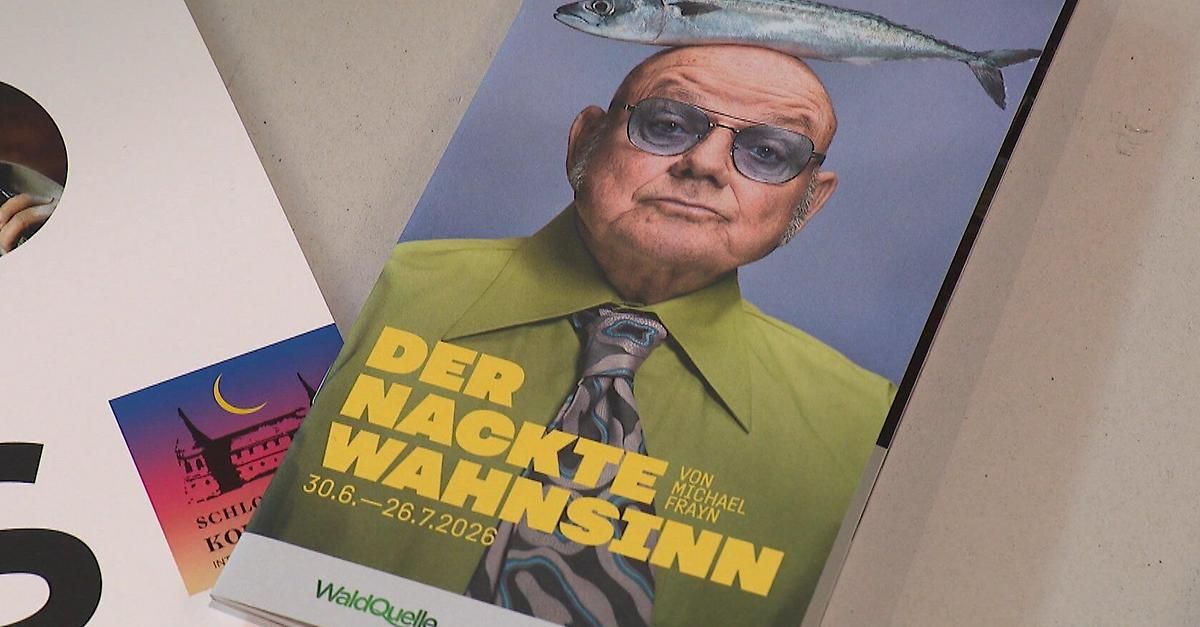 A poster of a man in a green shirt with a fish on his head, titled 'Der Nackte Wahnsinn', a German language publication.