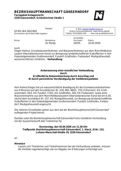 Das Dokument zeigt eine Mitteilung des Bezirkshauptmannschaft Gänserndorf bezüglich eines Wasserrechtsantrags von Helmut Klager für die Grundwasserentnahme aus mehreren Grundstücken. Eine öffentliche Besprechung findet am 2. April 2026 um 11:30 Uhr im Bezirksamt statt.