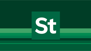 Das Bild zeigt das 'St' Logo auf einem grünen Hintergrund mit weißen und grünen horizontalen Streifen. Das Logo besteht aus einem weißen 'S' und 't', mit einer fetten und modernen Schriftart.