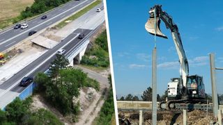 Eine Autobahn mit Autos und einer Brücke im Bau. In der Nähe hebt ein schweres Baufahrzeug ein großes Objekt an.