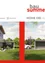 Ein modernes Hausdesign mit weißer Außenfassade, einer Terrasse und einem Auto auf der Einfahrt. Das Haus hat eine Garage und einen Baum im Hintergrund. Der Markenname 'bausummer' ist prominent angezeigt.