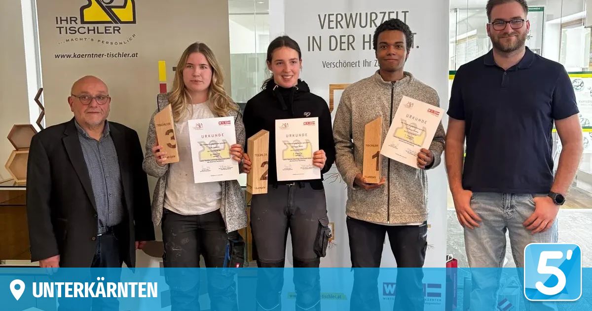 Vier Personen stehen nebeneinander und halten Trophäen. Die Frau auf der linken Seite hält eine Trophäe mit der Nummer drei. Die anderen beiden Frauen halten Trophäen mit den Nummern zwei und eins. Sie lächeln und schauen in die Kamera. Der Mann auf der rechten Seite hält ein Zertifikat.