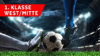 Ein Fußballspieler tritt einen Ball auf einem grünen Rasenfeld mit einem verschwommenen Hintergrund eines Stadions und dunklem Himmel.