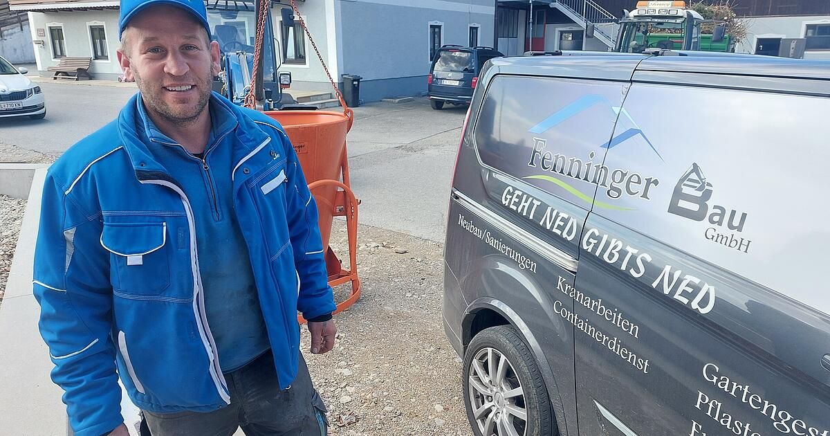 Ein Mann in einer blauen Jacke steht neben einem Van mit Fenninger-Dienstleistungen. Hinter ihm ist ein Maschinenfahrzeug und ein Gebäude.