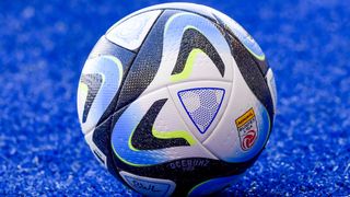 Ein Fußball mit blauen, weißen und schwarzen Farben liegt auf einer blauen Oberfläche. Darauf stehen 'OCEANOZ' und 'BWL'. Auf der rechten Seite befindet sich ein Logo mit der Aufschrift 'ADMIRAL BUNDESLIGA'.