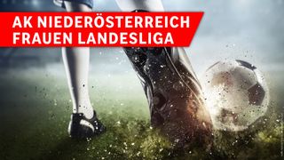 Fußballspielers Fuß inmitten des Kicks mit einem roten Banner, das 'DerÃ¶sterreich in Landesliga' in weißer Schrift steht. Der Fuß des Spielers ist mit Schlamm bedeckt.
