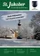 Ein verschneiter Ort mit einem Kirchturm und einem gelben Gebäude, das ein frohes Weihnachtsfest und ein gutes neues Jahr wünscht.