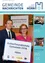 Ein Mann und eine Frau stehen vor einem Schild, auf dem Kulturfreundlicheste Gemeinde 2018 steht. Das Schild ist blau und weiß. Eine Museumseröffnung und ein Fest werden ebenfalls hervorgehoben.