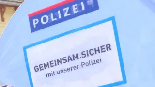 A blue envelope with a police logo at the top and the text 'GEMEINSAM.SICHER' and 'mit unserer Polizei' below.
