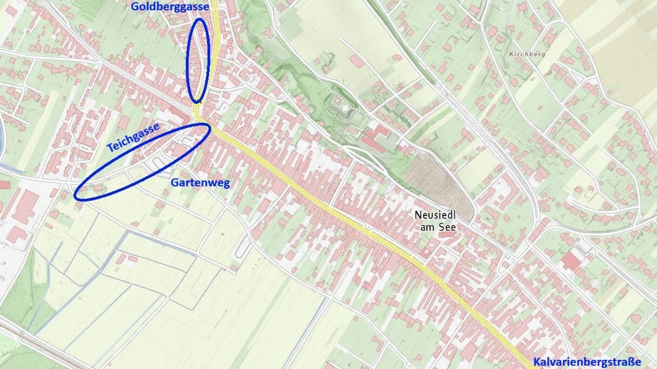 Eine Karte zeigt eine Stadt mit den Straßen Oldberggasse, Gartenweg und Neusiedel am See. Die Karte hebt Bereiche mit blauen Kreisen hervor, die spezifische Punkte oder Bereiche von Interesse markieren.
