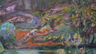 Ein impressionistisches Gemälde zeigt einen friedlichen Wald mit einem gewundenen Pfad und lebhaften Blumen in der Nähe eines Flusses. Bäume und Pflanzen sind reich an Farben mit Lila, Rosa und Grün.