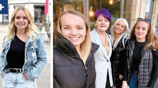 Drei Frauen stehen lächelnd nebeneinander. Die Frau in der Mitte hat blonde Haare und die Frau rechts hat lila Haare. Sie stehen vor einem Laden.
