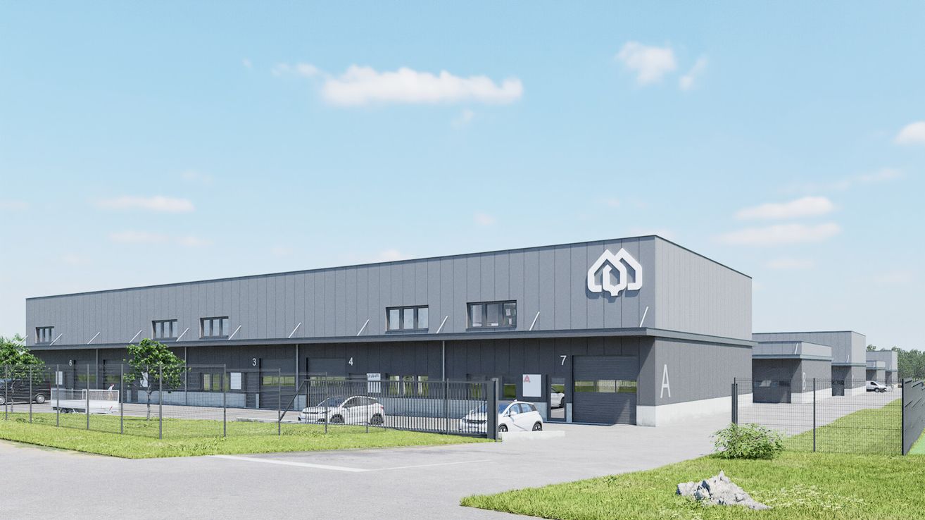 Eine künstlerische Darstellung eines grauen Lagerhauses mit Logo, zwei geparkten Autos vor dem Gebäude, einem Metallzaun und einem Grasbereich davor.