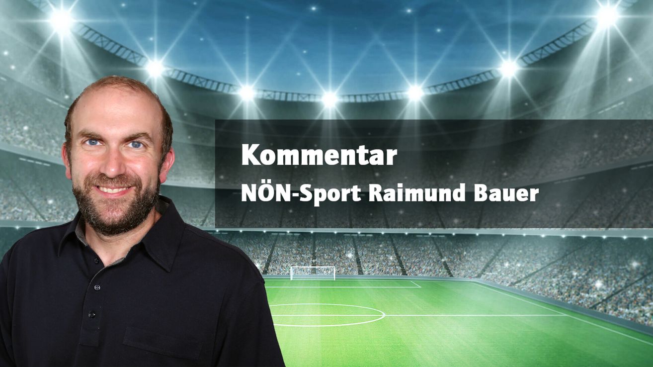 Ein Mann steht vor einem Fußballfeld, mit den Worten Kommentar NON-Sport Raimund Bau auf einem schwarzen Hintergrund. Das Stadion ist voll mit Menschen.