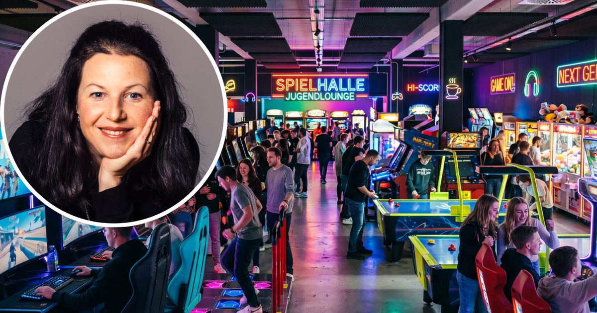Eine Frau steht vor einem Neonschild für Spielhalle Jugendlounge. Eine Gruppe von Menschen spielt Arcade-Spiele in einer farbenfrohen Spielhalle.