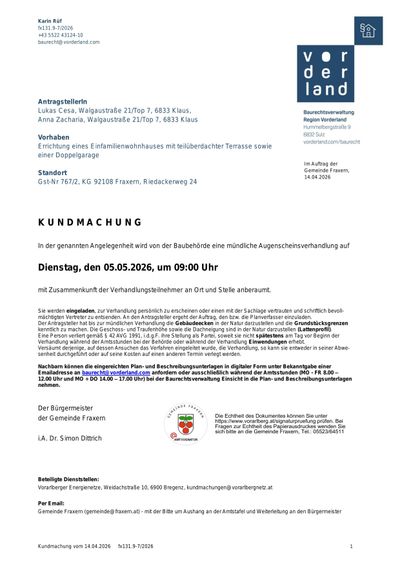 Ankündigung der Gemeinde Fraxern bezüglich eines Bauantrags für ein Einfamilienhaus mit überdachter Terrasse und Doppelgarage. Termin für den 05.05.2026 um 09:00 Uhr festgelegt.