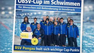 A group of individuals, including people with disabilities, stands in front of a pool. They are wearing blue uniforms. The banner reads: 'OBSV-Cup im Schwimmer für Menschen mit Behinderung in Innsbruck.'