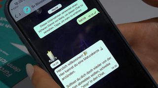 Ein Handybildschirm zeigt Nachrichten auf Deutsch, einschließlich 'Herzlich willkommen! Hier kannst du dich doch wieder anmelden.' und 'Sollte du abmelden wollen, schreibe 'stop' in den Chat.' mit Zeitstempeln.