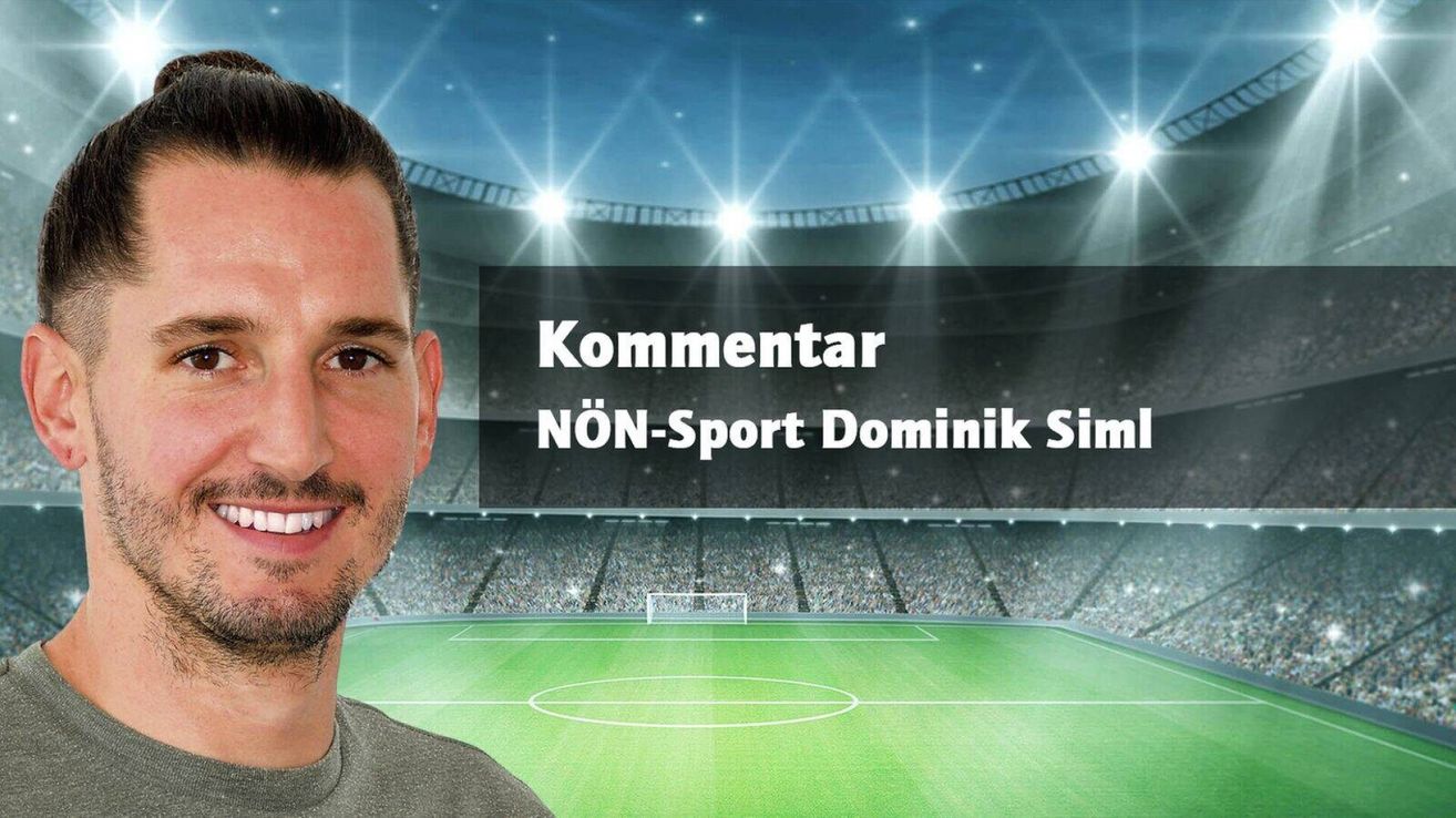 Ein Mann steht vor einem Sportfeld, wahrscheinlich ein Fußballplatz, mit einer Menge im Hintergrund. Der Textüberlagerung lautet 'Kommentar NÖN-Sport Dominik Sim'.